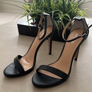 Synthetic upper & sole,adjustable buckle ankle strap,
padded footbed,4"heel